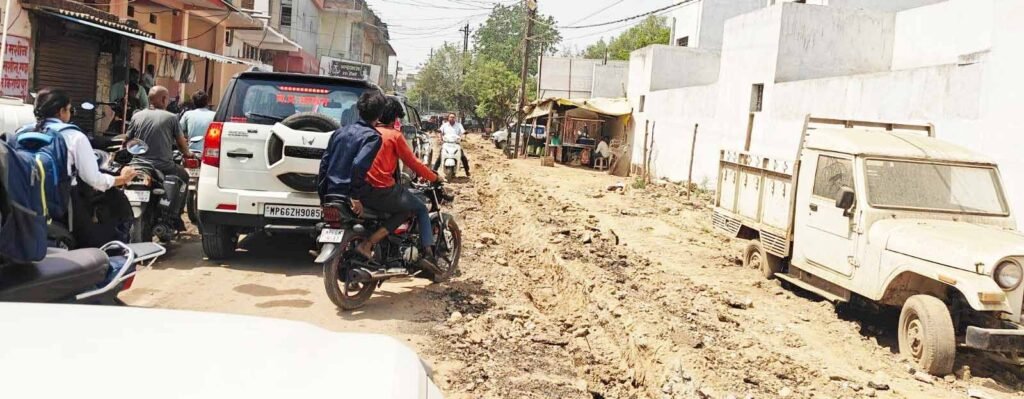 पचखोरा मार्ग बंद,सड़क खुदाई से सैकड़ों वाहन फंसे