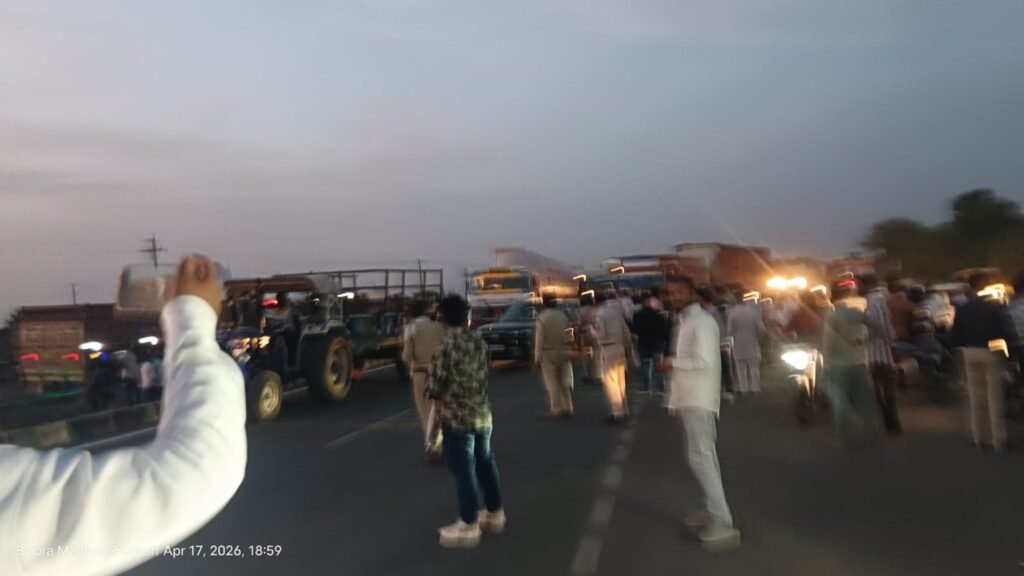 भीषण सड़क हादसा: डंपर की टक्कर से मां और एक वर्षीय मासूम बेटे की मौत, दो घायल