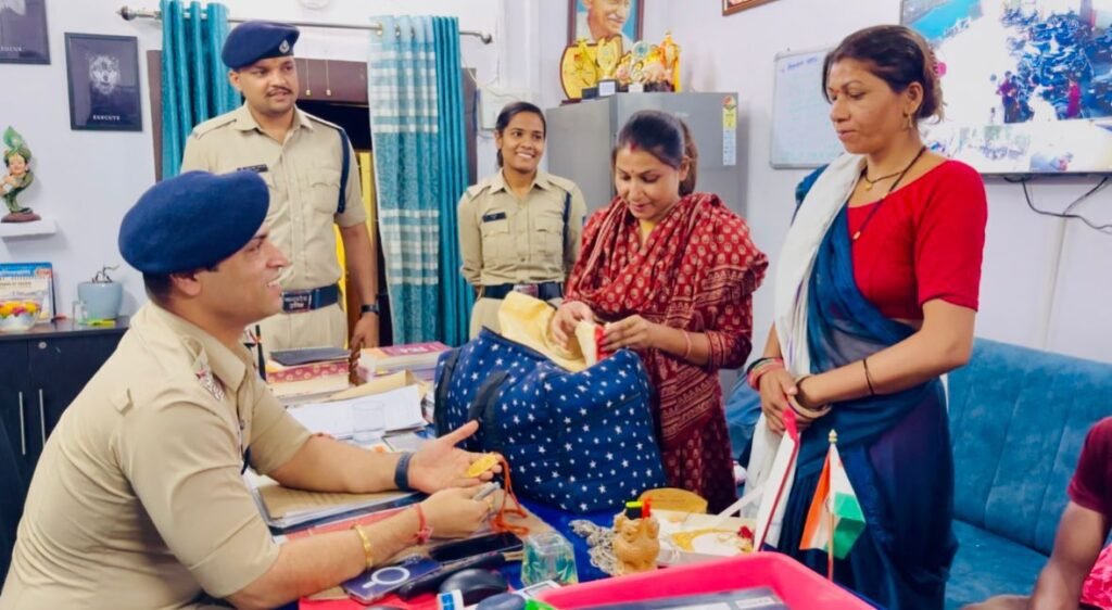 रीवा पुलिस की बड़ी सफलता: ऑटो में छूटा 15 लाख के गहनों से भरा बैग, अमहिया पुलिस ने चंद घंटों में ढूँढ निकाला