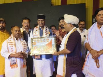 दतिया आए मंत्री सारंग पण्डोखर महोत्सव में शामिल हुए, भीड़ बढ़ने पर पुलिस ने किया बल प्रयोग