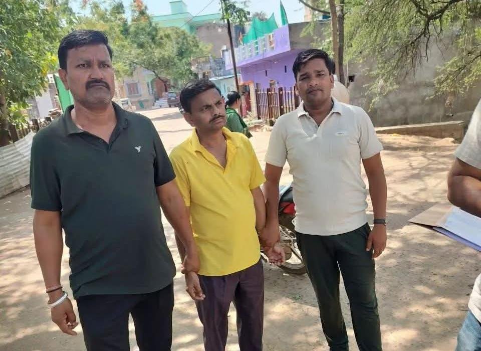 शिवपुरी में 40 हजार की रिश्वत लेते क्लर्क गिरफ्तार