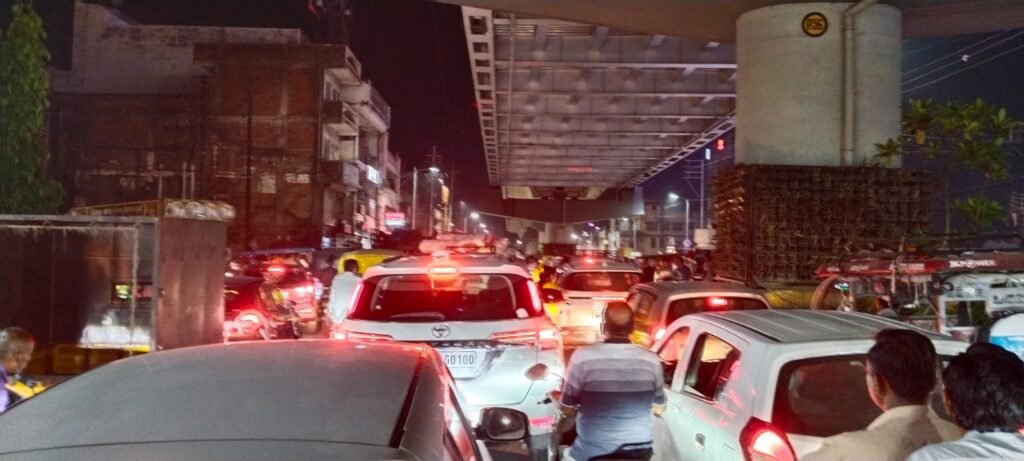 बल्देवबाग में लगा लंबा जाम, एम्बुलेंस भी फंसी, पुलिस रही गायब