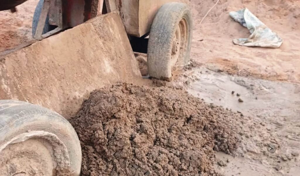 निर्माणाधीन पुल की गुणवत्ता पर सवाल, स्थानीय लोगों ने जताई चिंता