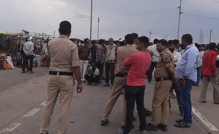 शव सड़क पर रखकर ग्रामीणो ने लगाया जाम 