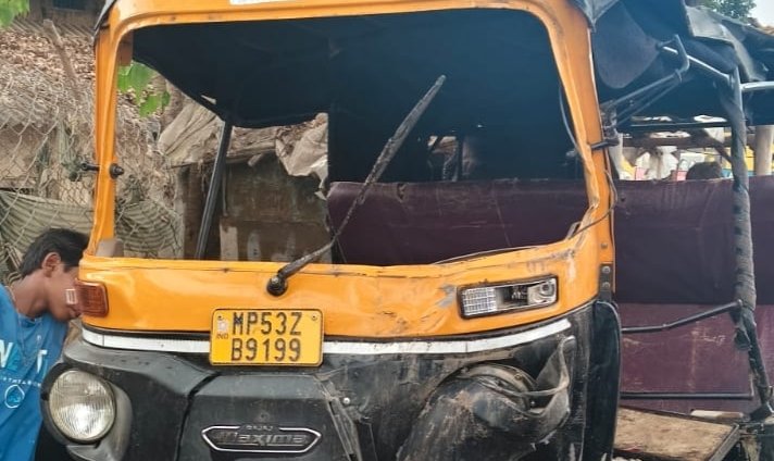 ऑटो और हाईवा की टक्कर, 14 घायल,3 की हालत नाजुक