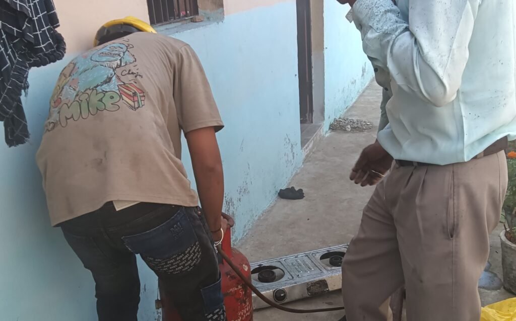 दिए की बाती से घर में भड़की आग