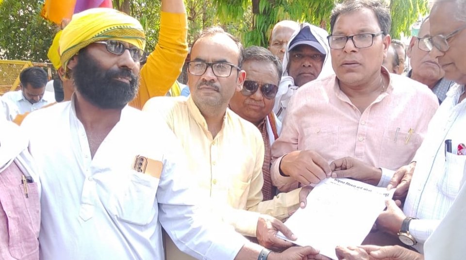 ओबीसी अधिकारों को लेकर उग्र प्रदर्शन, सौंपा ज्ञापन