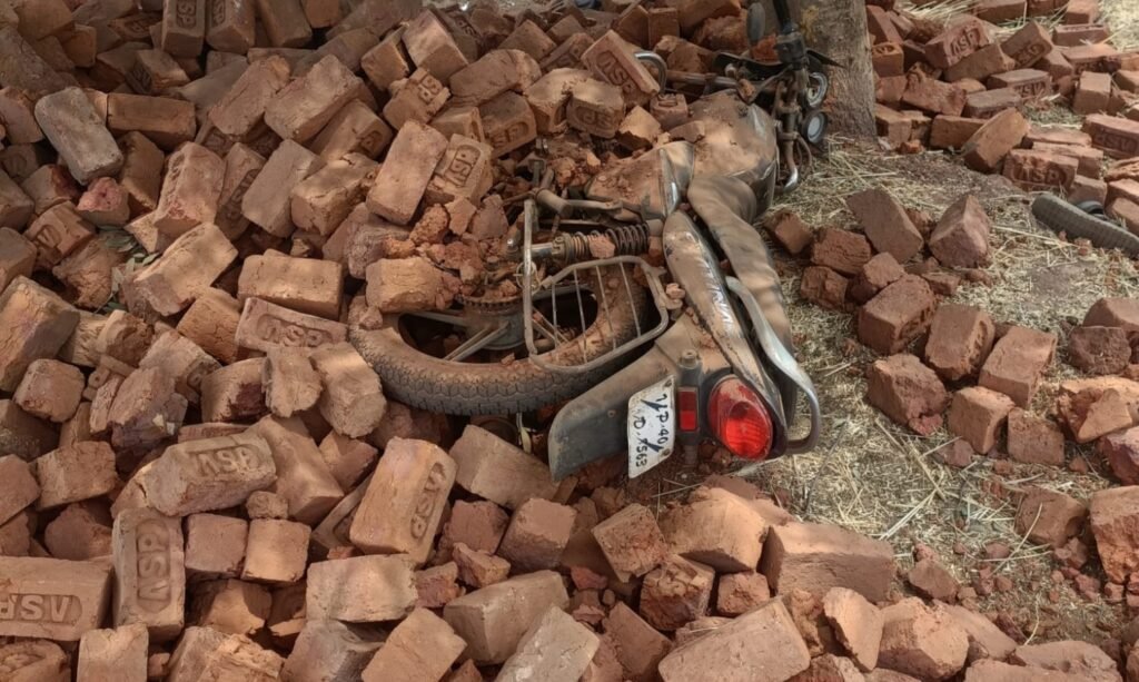 ईंटों से भरा वाहन बाइक पर पलटा, 3 घायल, 2 रेफर