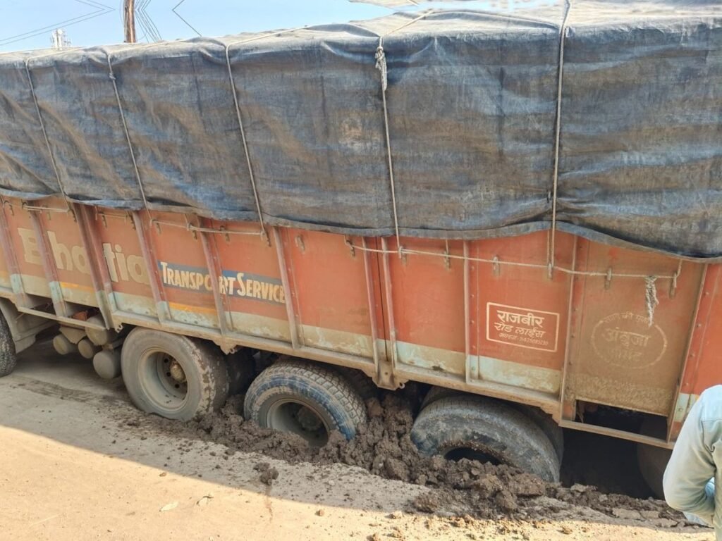 घटिया सीवरेज कार्य से धंसी सडक़, फंसा खाद से भरा ट्रक, लगा लम्बा जाम