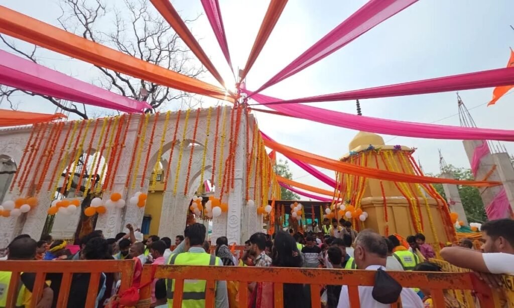 बागेश्वर धाम का दिव्य दरबार: 21 हजार भक्तों ने एक साथ उतारी महाआरती