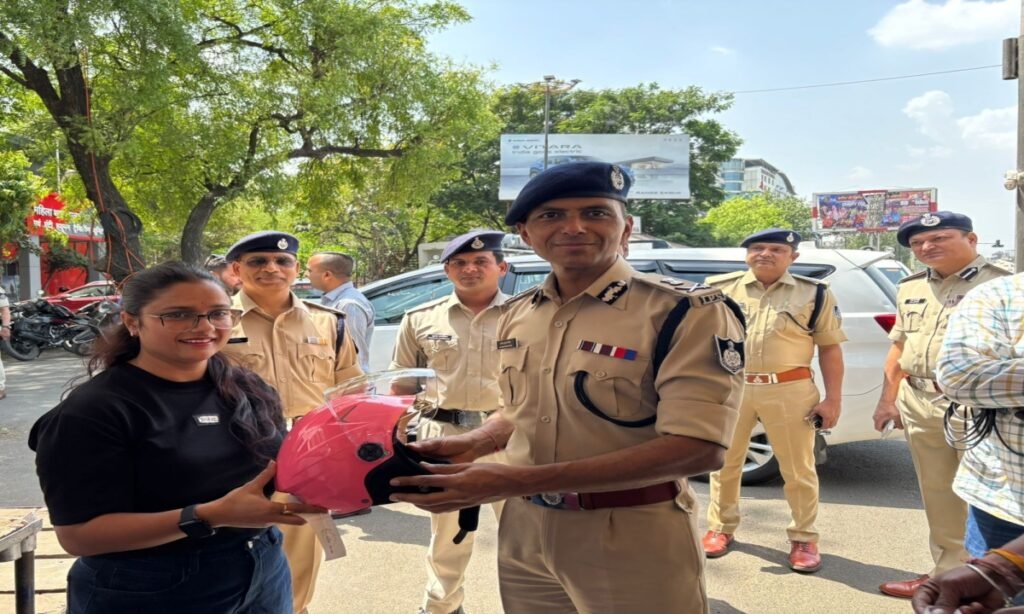 पुलिस ने वाहन चालकों को अब तक 3950 से ज्यादा हेलमेट बांटे