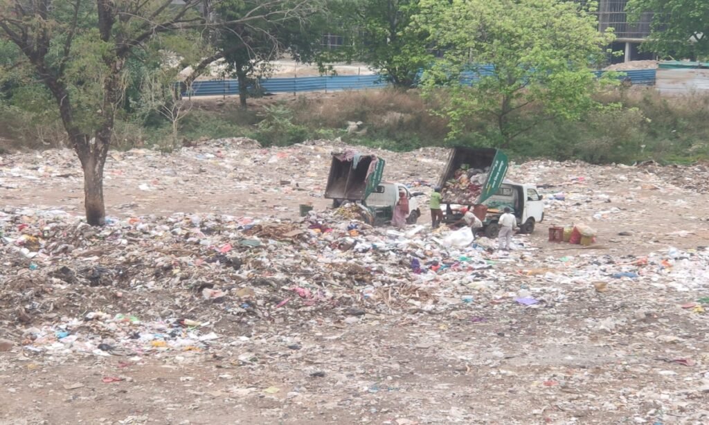 प्लांट न ले जाकर शास्त्री ब्रिज के नीचे किया जा रहा कचरा डंप
