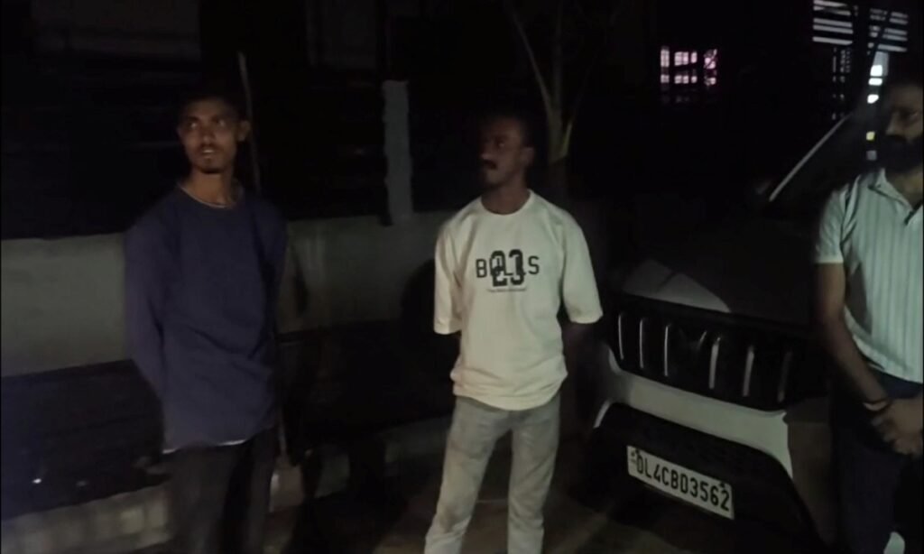 फार्म हाउस में हथियारों के साथ पार्टी: दिल्ली का बदमाश पकड़ाया, लापरवाही पर संचालिका पर भी FIR