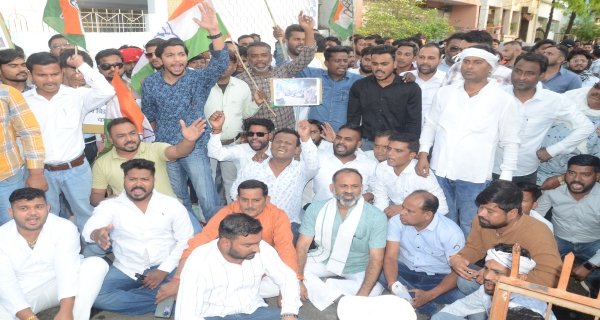अवैध गतिविधियों के विरोध में कांग्रेस का प्रदर्शन