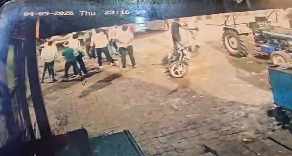 बीच सड़क पर उत्पात मचा रहे युवकों ने पुलिसकर्मी को पीटा