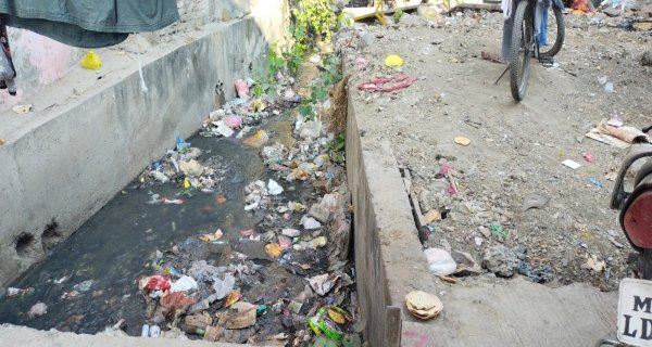 स्मार्ट सिटी के दावों के बीच खुले नाले बने लोगों की मुसीबत