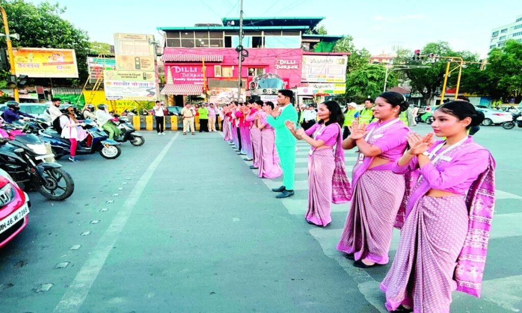 वाहन चालकों को एयर होस्टेस स्टाइल में दी ट्रैफिक नियमों की सीख
