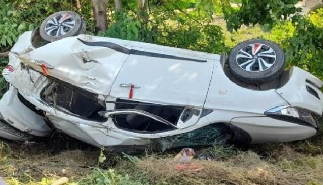 नीलगाय से टकराकर पलटी कार, बालक की मौत