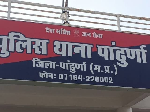 चोरी की नियत से घूम रहीं दस महिला और दो पुरूषों को गश्त कर रहीं पुलिस ने पकडा