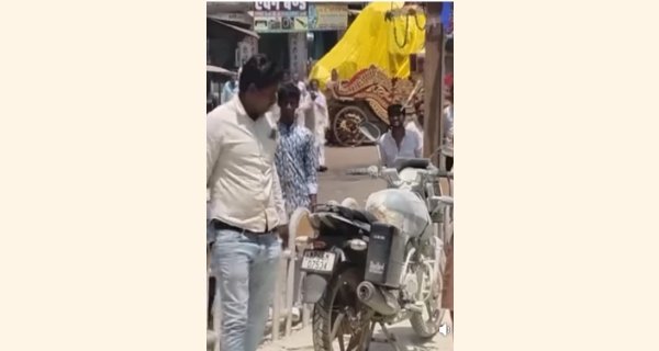 वैढ़न टाकीज तिराहे के पास चलती बाइक में लगी आग, मचा हड़कंप