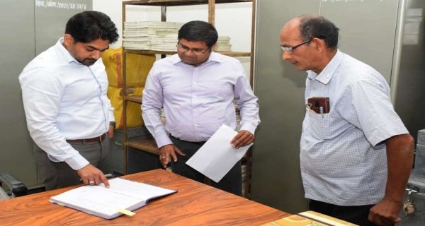 कलेक्टर ने जिला कोषालय के स्ट्रांग रूम का किया निरीक्षण