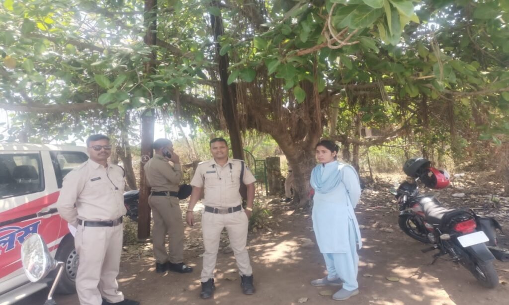 तीन थानों के भारी पुलिस बल के साये में शुरू हुई विवादित जमीन की नपाई