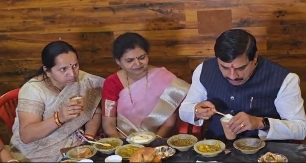 काशी के दौरे पर CM डॉ यादव ने चखा कचौड़ी-जलेबी का स्वाद