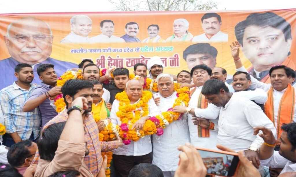 हेमंत खण्डेलवाल का 4 किमी लंबी यात्रा के दौरान भव्य स्वागत