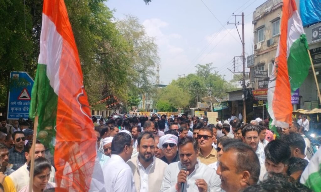 इंदौर में कांग्रेस ने किया कलेक्टर कार्यालय का घेराव, किसानों के मुद्दों पर प्रदर्शन