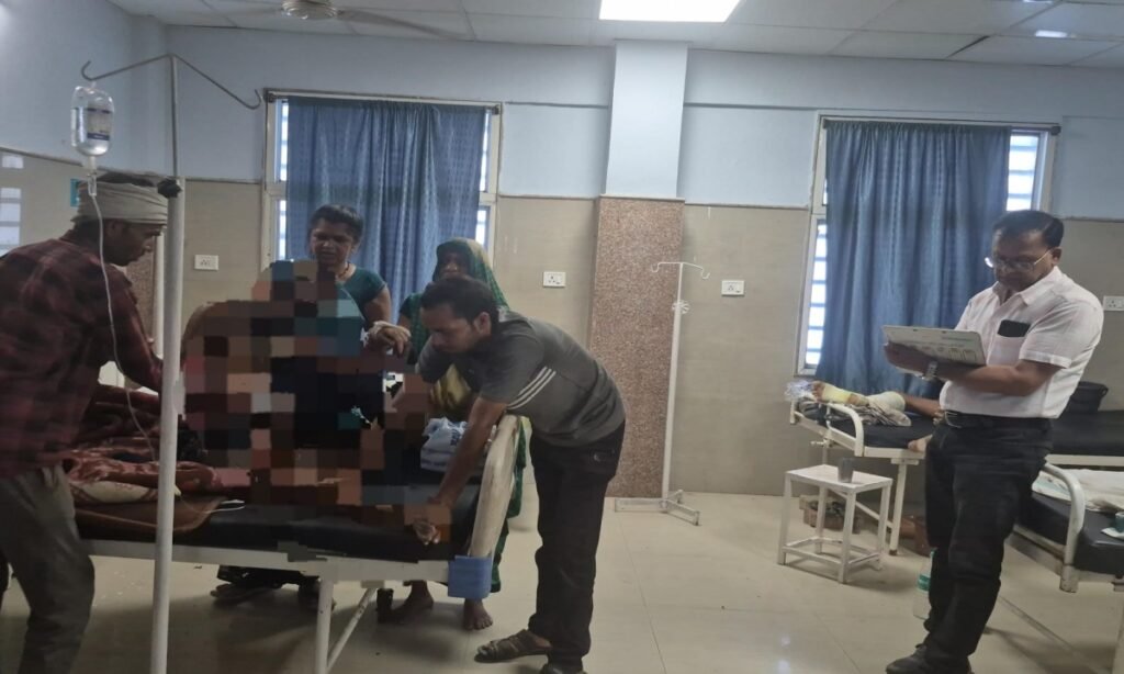 मानसिक विक्षिप्त बुजुर्ग ने खुद को लगाई आग, हालत गंभीर