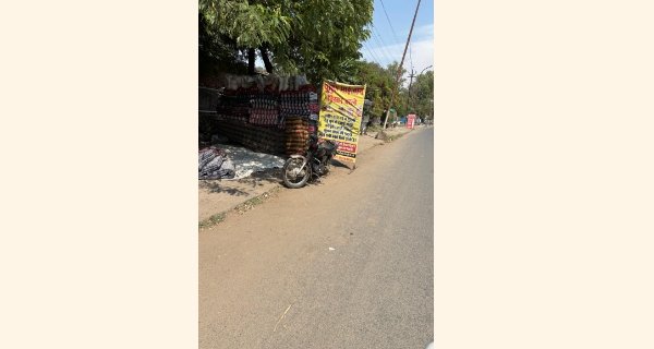 फुटपाथ पर बिखरा दुकानों का सामान, अतिक्रमण की भेंट चढ़े