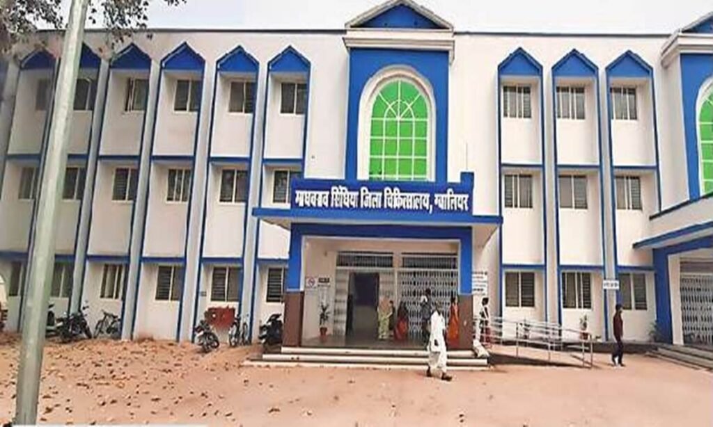 बुजुर्ग को सड़क पर आया हार्ट अटैक, मौके पर दिया गया सीपीआर