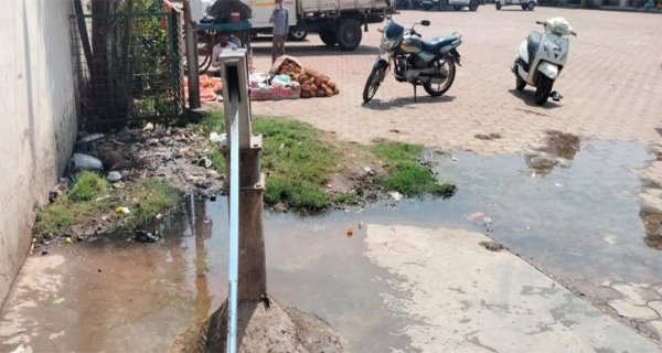 पूजा पार्क में गंदगी और जलभराव से श्रद्धालु परेशान, हैंडपंप के पास फिसलन से हादसों का खतरा