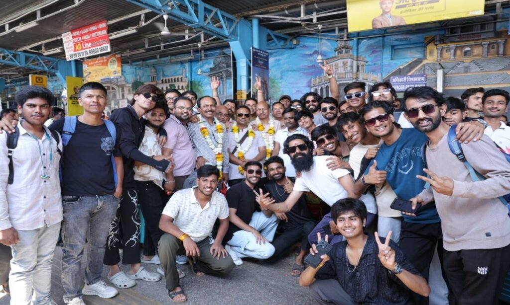 महानाट्य सम्राट विक्रमादित्य का भव्य मंचन 3 से, ट्रेन से बनारस के लिए रवाना हुआ 200 सदस्यों का दल