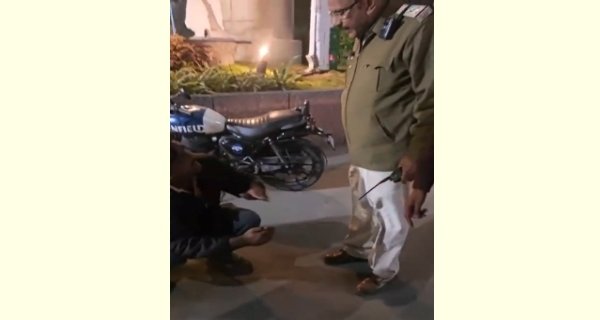 खाकी की दबंगईः बुलेट सवार को लात-थप्पड़ और गालियां