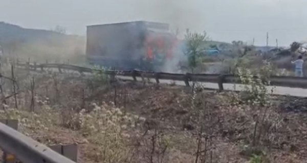 चलती गाड़ी में भीषण आग, हाईवे पर राख हो गया कंटेनर