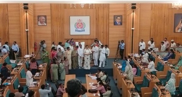 भागीरथपुरा मुद्दे पर नगर निगम में हंगामा, स्थायी नौकरी की मांग पर कांग्रेस-भाजपा आमने-सामने