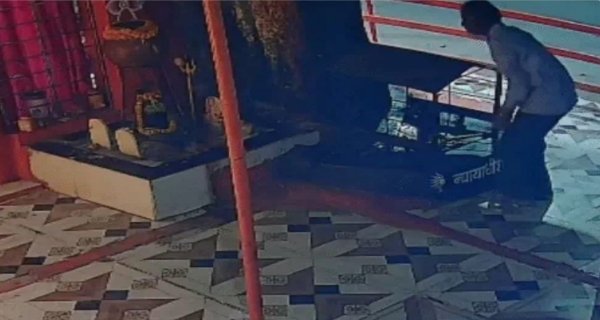 भगवान को प्रणाम किया, फिर चुराए मूर्ति के गहने