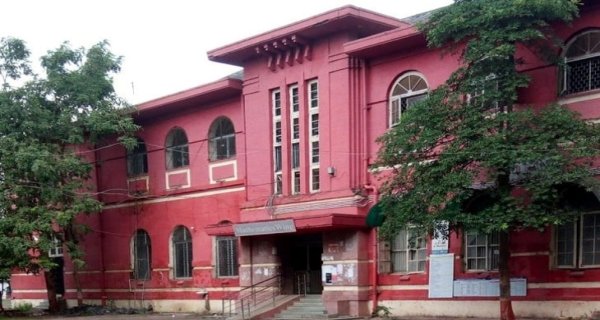 होलकर साइंस कॉलेज में परीक्षा के दौरान छात्रों का हंगामा, मारपीट कर की तोड़फोड़
