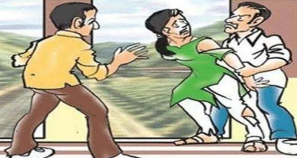 थाने के सामने सरेराह महिला की पिटाई, कपड़े फाड़े