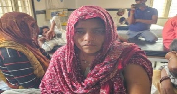 शराब के लिए पैसे न देने पर पति ने पत्नी पर उड़ेल दी खौलती चाय