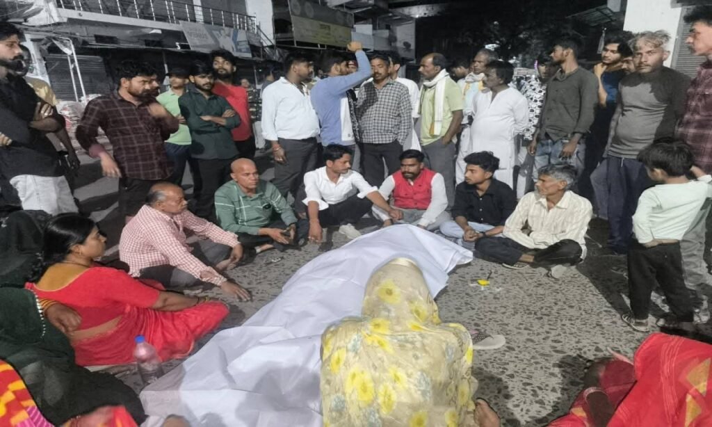 आधी रात को थमा हंगामा: प्रशासन और परिजनों के बीच सुलह, मृतक की पत्नी को मिलेगी नौकरी