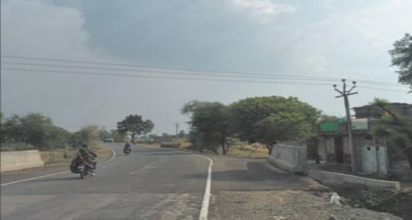मऊ-पडाना मार्ग पर हाईटेंशन लाइन बनी मुसीबत; हार्वेस्टर और ट्रकों पर मंडराया करंट का खतरा