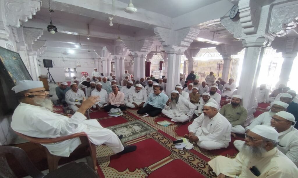 कमला पार्क स्थित मस्जिद में हज यात्रा के लिए दिया जा रहा प्रशिक्षण