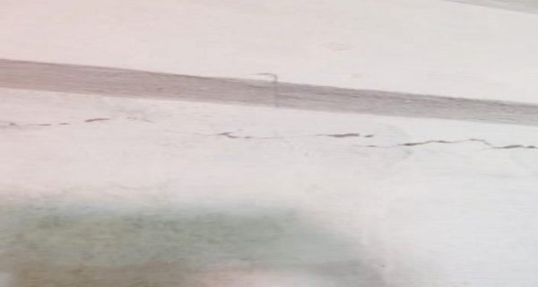 जैन मंदिर की नींव खुदाई से संकट में रिहायशी मकान, तीन घर गिरने की कगार पर