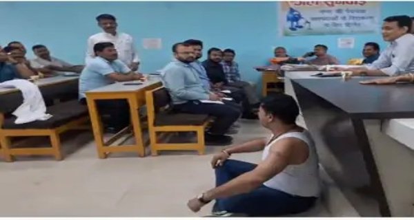 पानी की टंकी नहीं बनने पर नगर परिषद में हंगामा:पार्षद ने उतार दी शर्ट