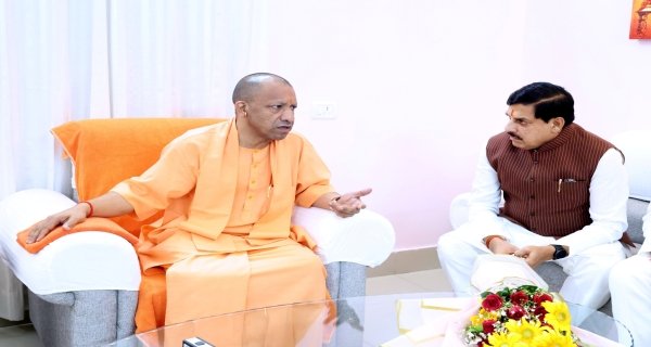 वाराणसी में सीएम डॉ यादव ने योगी आदित्यनाथ से की सौजन्य भेंट