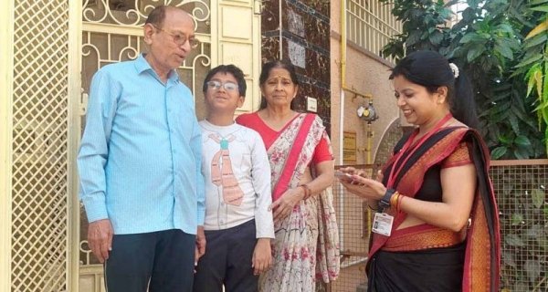 जनगणना -फील्ड ट्रेनर्स ने घरों में पहुँचकर व्यवहारिक रूप से समझीं जनगणना की बारीकियां