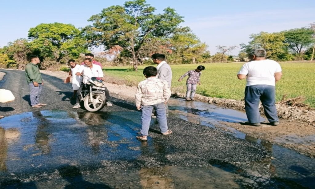 ​लाखों लीटर पानी बर्बाद: बरखेड़ा डोर में डेढ़ माह से नल-जल लाइन ठप्प, बूंद-बूंद को तरस रहे ग्रामीण
