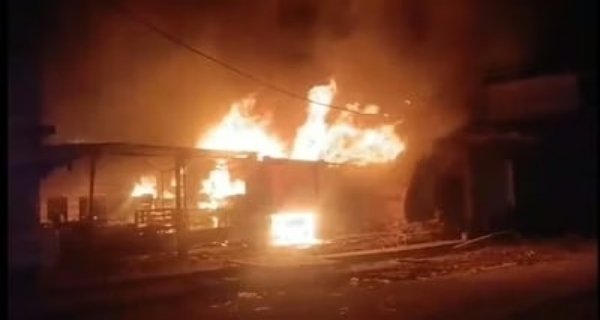 पोहरी में भीषण आग, होटल, किराना और मोबाइल की दुकानें जलकर खाक